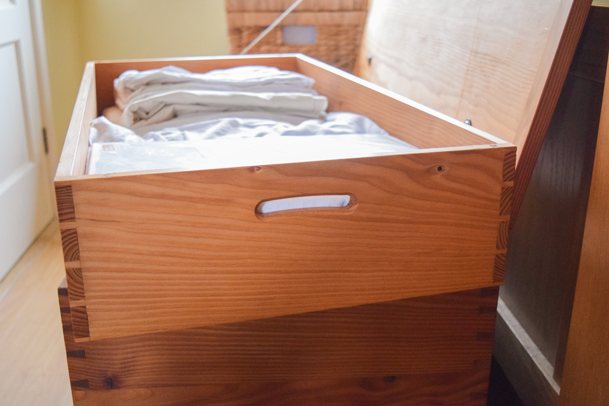 Tray in the blanket chest